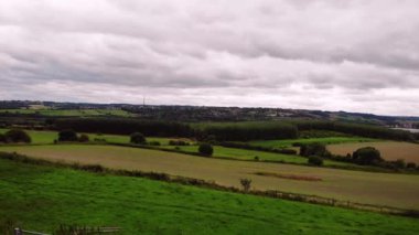Yaz mevsiminde Yorkshire 'daki tarım arazisi 4k insansız hava aracı seçici odaklı.