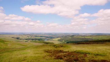 Holmfirth Yorkshire 'daki Peak District Ulusal Parkı kırsal alanı geniş 4k hava aracı seçici odak noktası