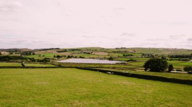 Kırsal Yorkshire 'da tekne gölü. Hava aracı 4k seçici odak noktası.