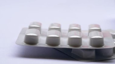 Ağrı kesici makro için beyaz ilaç. Doli yakınlaştırmasını kapat. Seçici odak noktası.
