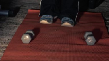 Kadın ağırlık kaldırırken egzersiz minderi zoom yavaş çekim orta ekran seçici odaklanma