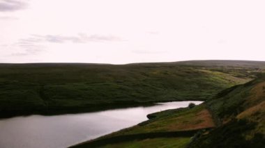 Holmfirth Peak Bölgesindeki rezervuar Hava Aracı 4k seçici odak