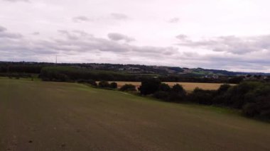 Yazın Yorkshire 'da tarım arazisi geniş hava manzarası insansız hava aracı zoom seçici odak noktası