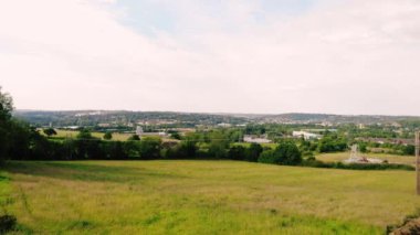 İngiltere 'deki Dewsbury kasabası geniş hava aracı 4k seçici odak noktası
