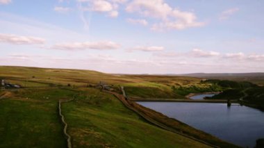 Holmfirth Peak Bölgesindeki rezervuar Hava Aracı 4k seçici odak