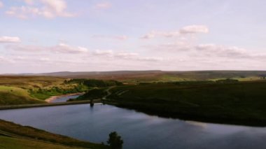 Holmfirth Peak Bölgesindeki rezervuar hava aracı zoom seçici odak noktası