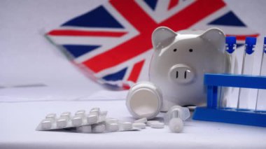 Tıbbi malzemeler ve British Flag Medium 4k 'lık kumbaralı domuz kumbarası seçici odaklı.