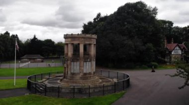 Dünya Savaşı anıtı parktaki hava aracı geniş zoom seçici odak Dewsbury West Yorkshire İngiltere 26 Temmuz 2024