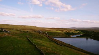 Holmfirth Peak Bölgesindeki rezervuar Hava Aracı 4k seçici odak