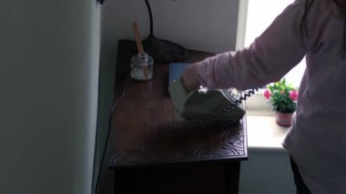 Kadın koridorda klasik döner telefondan arama yapıyor geniş açı seçici odaklanma