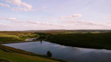 Holmfirth Peak Bölgesindeki rezervuar Hava Aracı 4k seçici odak