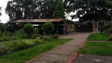 Halk parkındaki İngiliz bahçesindeki paslı eski kulübe geniş hava aracı zoom seçici odak noktası