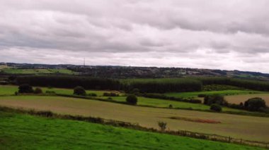 Yazın Yorkshire 'da tarım arazisi geniş hava manzarası insansız hava aracı zoom seçici odak noktası