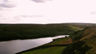 Holmfirth Peak Bölgesindeki rezervuar Hava Aracı 4k seçici odak