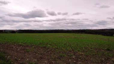 Yaz mevsiminde Yorkshire 'daki tarım arazisi 4k insansız hava aracı seçici odaklı.