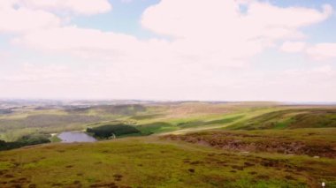 Holmfirth Yorkshire 'daki Peak District Ulusal Parkı kırsal alanı geniş zoom drone seçici odak noktası