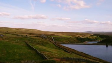 Holmfirth Peak Bölgesindeki rezervuar hava aracı zoom seçici odak noktası