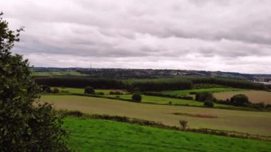 Yaz mevsiminde Yorkshire 'daki tarım arazisi 4k insansız hava aracı seçici odaklı.