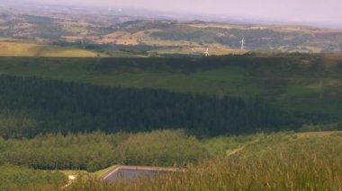 Holmfirth Yorkshire 'daki Peak District Ulusal Parkı kırsal alanı geniş zoom drone seçici odak noktası