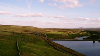 Holmfirth Peak Bölgesindeki rezervuar hava aracı zoom seçici odak noktası
