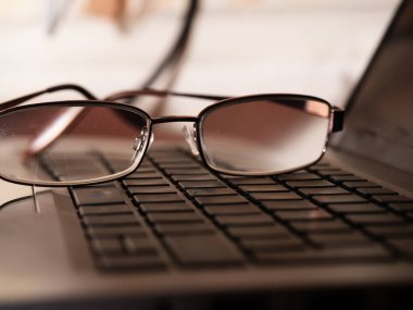 Dizüstü bilgisayarda gözlük orta ekran seçici odak noktası