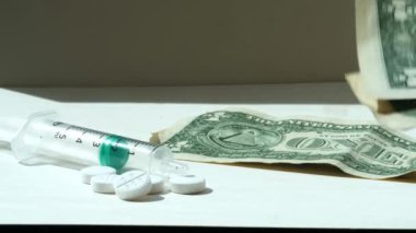 Tedavi masraflarının dolar sayımı. Yakın çekim odaklı odaklanma.