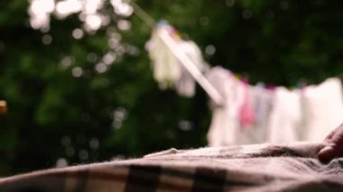 Çamaşırları katlayan kadın yakın çekim seçici odak noktası