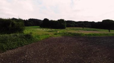 Kırsal alanlara giden yol hava aracı 4k seçici odak noktası