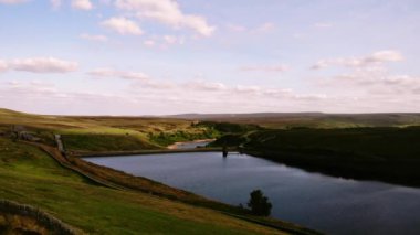 Holmfirth Peak Bölgesindeki rezervuar Hava Aracı 4k seçici odak