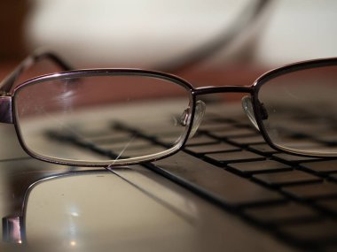 Dizüstü bilgisayarda gözlük orta ekran seçici odak noktası