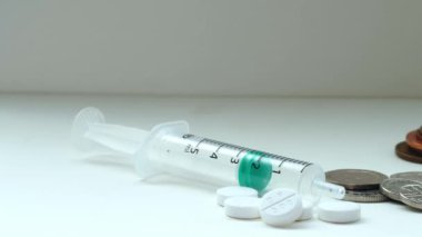 Tedavi ve ilaçların tıbbi maliyetleri seçici odaklanma odaklarını kapatır