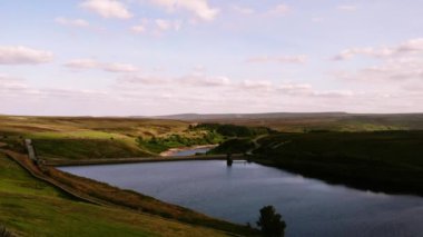 Holmfirth Peak Bölgesindeki rezervuar hava aracı zoom seçici odak noktası