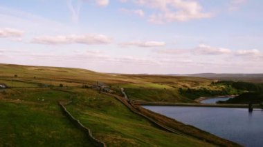 Holmfirth Peak Bölgesindeki rezervuar hava aracı zoom seçici odak noktası