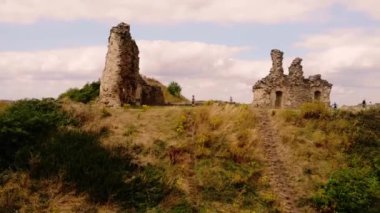 Sandal kalesinin geniş açılı görüntüsü Yorkshire manzarasında harabe geniş zoom geniş drone hava görüntüsü seçici odak noktası