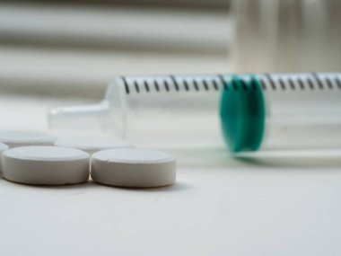 Tıbbi şırınga ve haplar makro seçici odağı kapatır