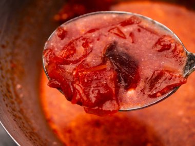 Soğanlı Ukrayna pancar çorbası. Makro çekim odaklı.