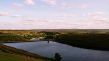 Holmfirth Peak Bölgesindeki rezervuar hava aracı zoom seçici odak noktası