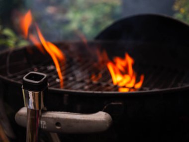 Alevli barbekü ızgarası seçici odak noktası