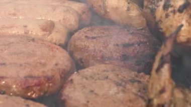 Kömür mangalında pişen sığır burgerleri. Orta boy 4K seçici odaklanma.