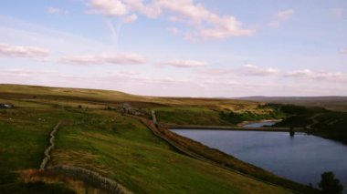 Holmfirth Peak Bölgesindeki rezervuar Hava Aracı 4k seçici odak