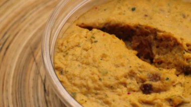 Baharatlı taze humus kaplama seçici odaklanma.