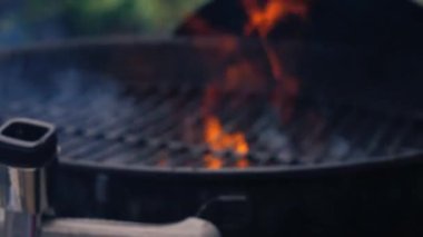 Alevli barbekü ızgarası. Orta yakınlaştırma, seçici odak noktası.