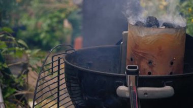 Barbeküde kömür ve mangal kömürü seçici odak noktası