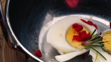 Haşlanmış yumurta ve garnitür. Yakın plan 4K seçmeli odak noktası.