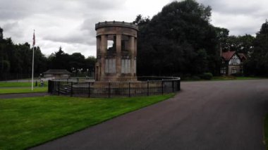 Dünya Savaşı anıtı parktaki hava aracı geniş 4k seçici odak Dewsbury West Yorkshire İngiltere 26 Temmuz 2024