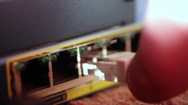 Ağ mühendisi Ethernet ağ anahtarına aygıt takar. Makro 4k seçici odak noktasını kapat