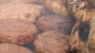 Kömür mangalında pişen sığır burgerleri 4k 'lık seçici odak noktasını kapatır.