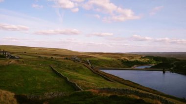 Holmfirth Peak Bölgesindeki rezervuar Hava Aracı 4k seçici odak