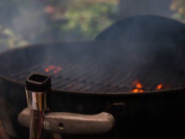 Alevli barbekü ızgarası seçici odak noktası