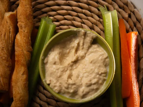  Humus ve soslar bir kase içinde düz konumda seçici bir odak noktası olarak yatıyordu.